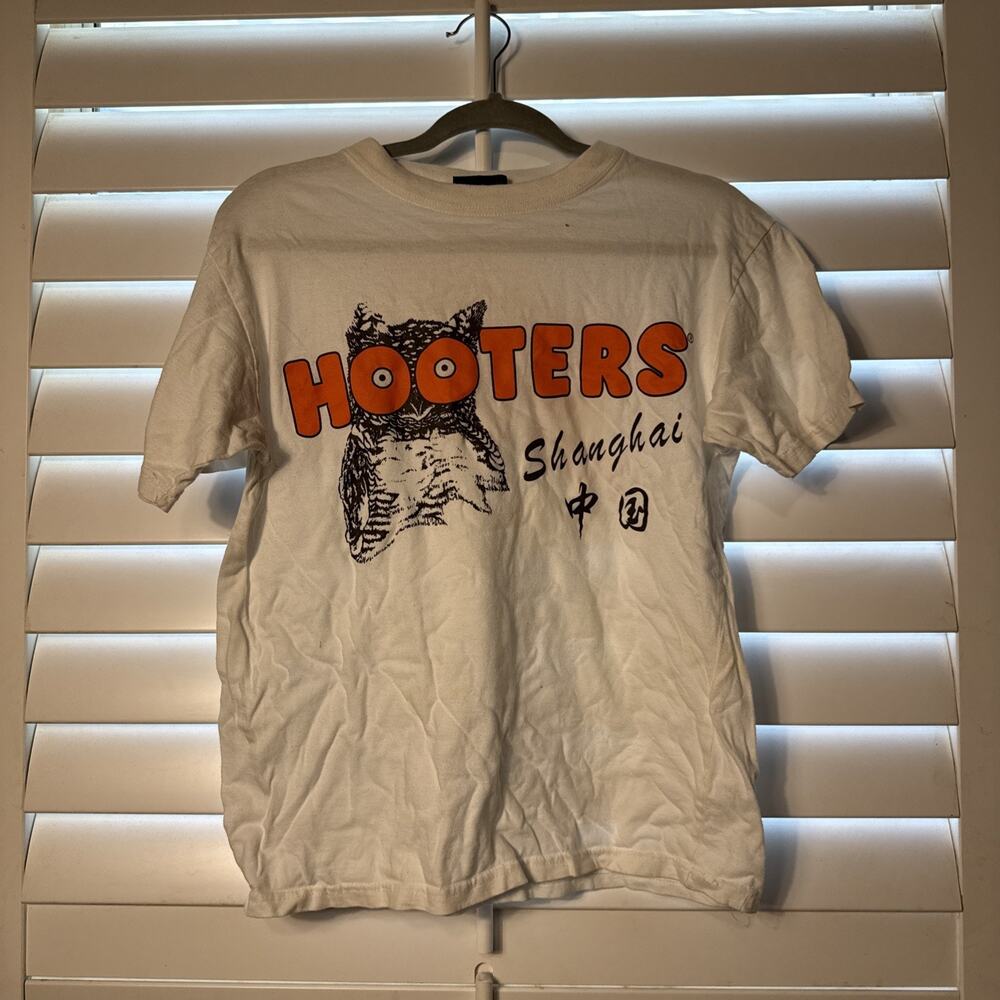 Vintage Hooters Shanghai China T Shirt White Souvenir Tee Rare Wears Like Small